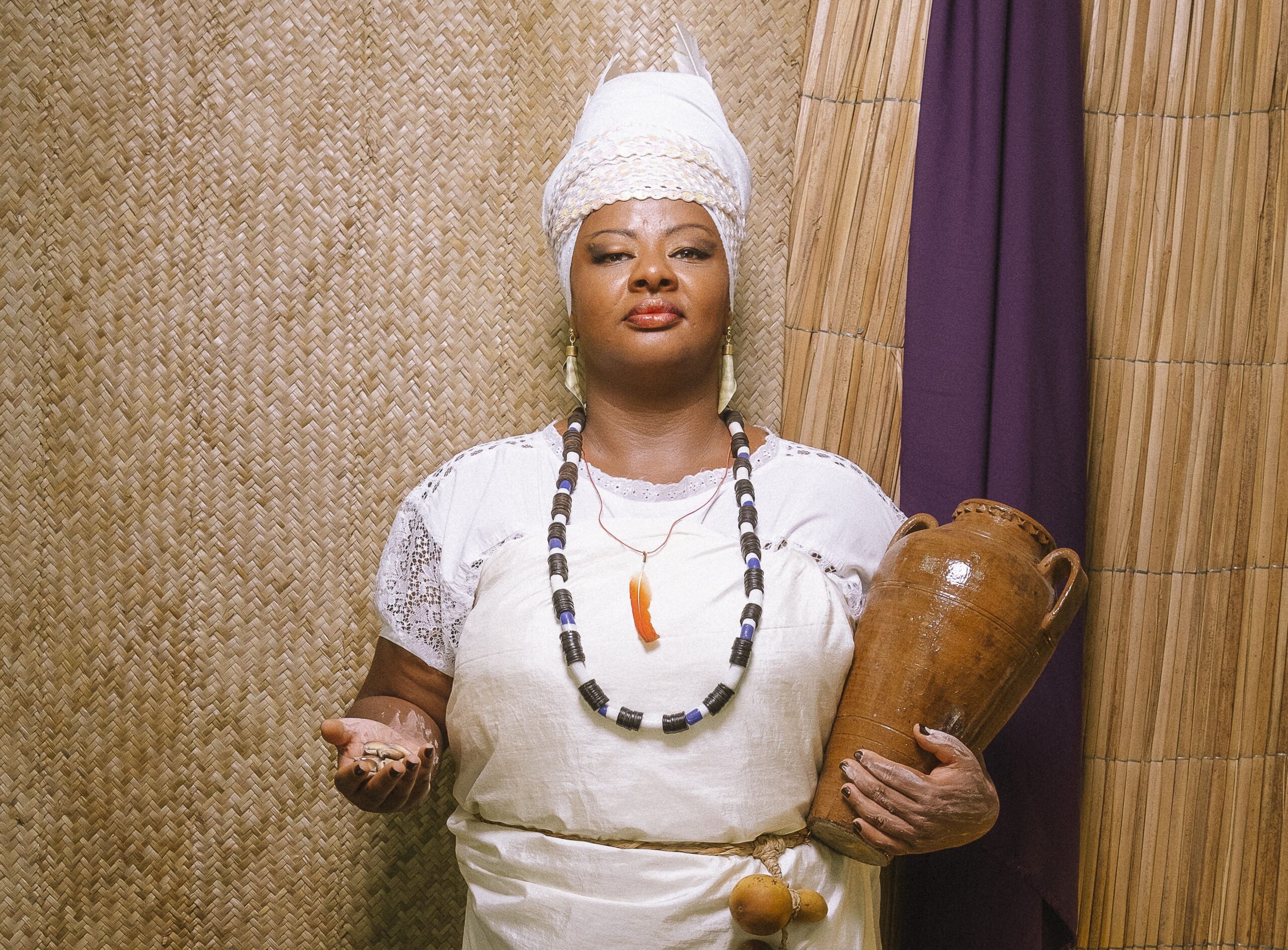Barro Mulher: Solo cênico biográfico aborda memórias de uma mulher negra com poética inspirada na orixá Nanã