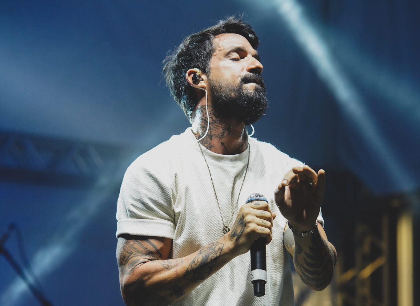 Nesta sexta-feira, 11, Pedro Pondé faz show no Colaboraê e apresenta canção recém-lançada