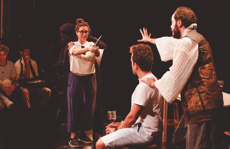 Em curta temporada o espetáculo Cúmplices – Transgressões de um Ricardo III se apresenta no Teatro Sesc Senac Pelourinho em Maio