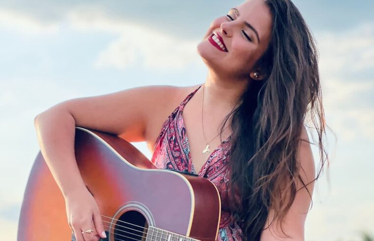 Novidade na música sertaneja da Bahia: cantora Victoria Alencar realiza show em Salvador nesta quinta (15 de maio)
