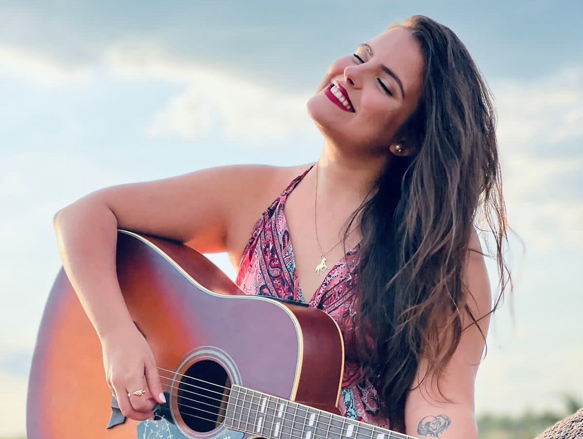Novidade na música sertaneja da Bahia: cantora Victoria Alencar realiza show em Salvador nesta quinta (15 de maio)