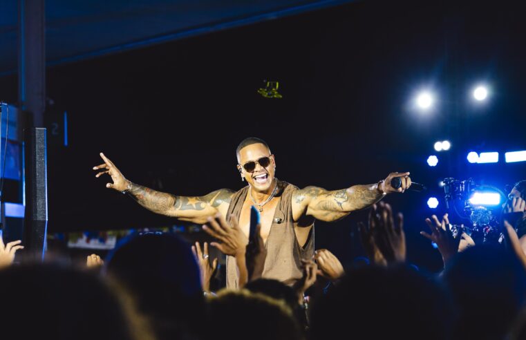 Léo Santana grava EP ‘GG a Posto’ e reúne multidão para curtir