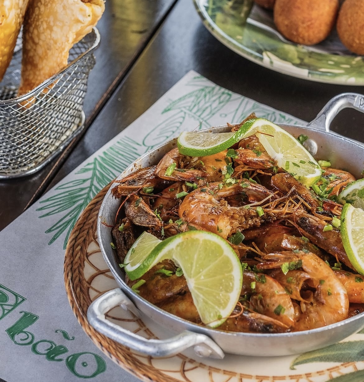 Bão celebra 9 anos com happy hour especial em Salvador