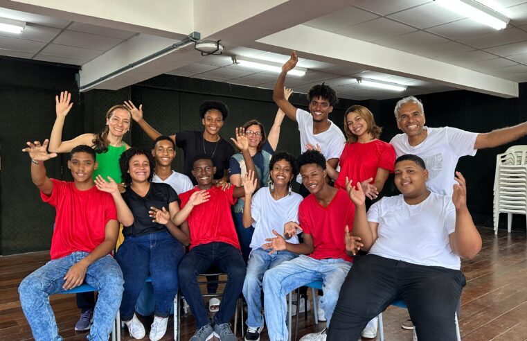 Coral do Colégio Estadual Manoel Novaes apresenta sarau “Abrir todas as portas do coração” no Teatro Martim Gonçalves