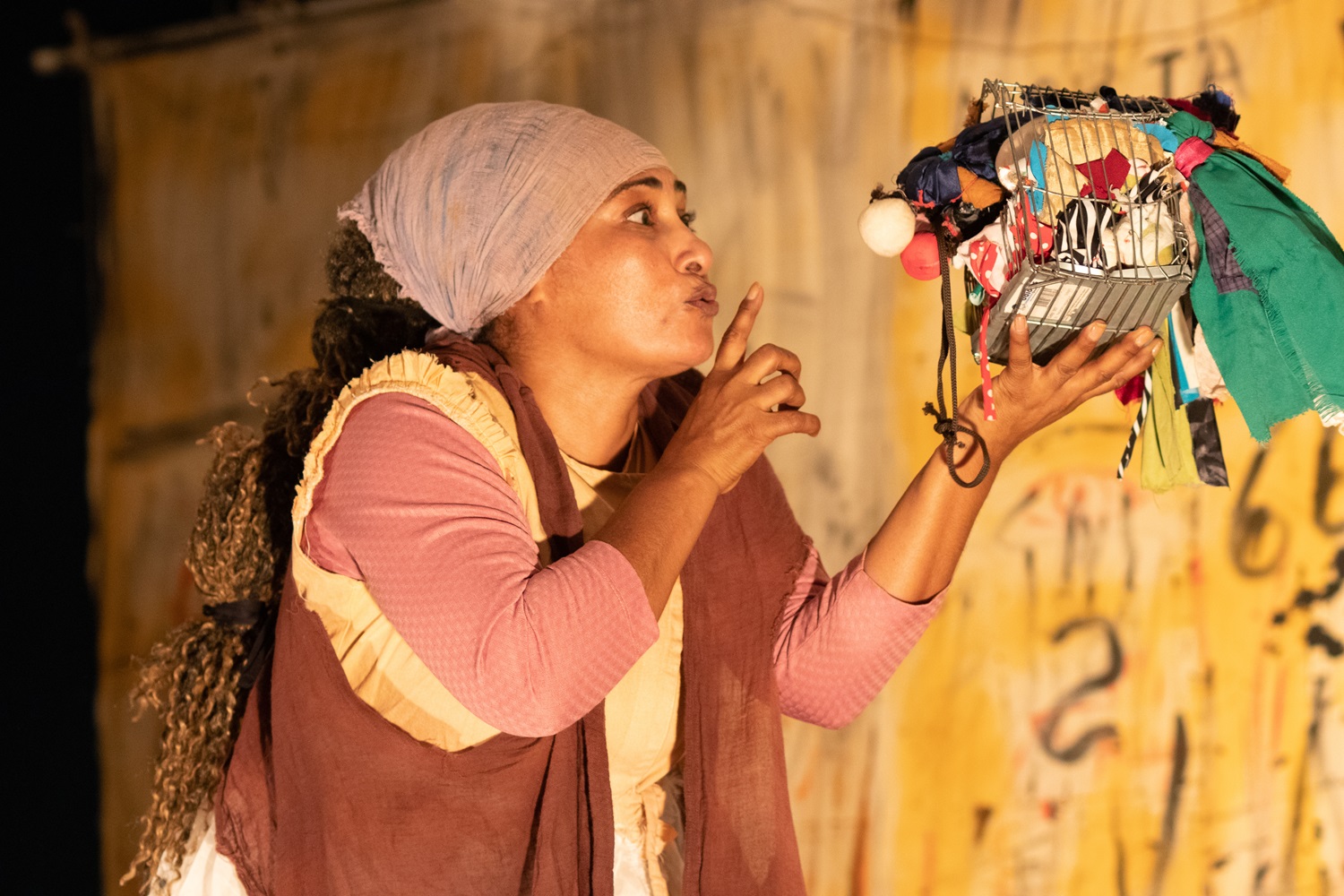 A Outra Companhia de Teatro estreia segunda edição do projeto SOBEJO em periferias de Salvador