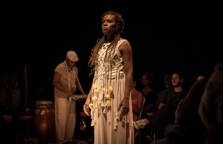 Da cena carioca à capital baiana, espetáculo “Orúkọ” reivindica a ancestralidade e o direito de existir com voz, nome e história