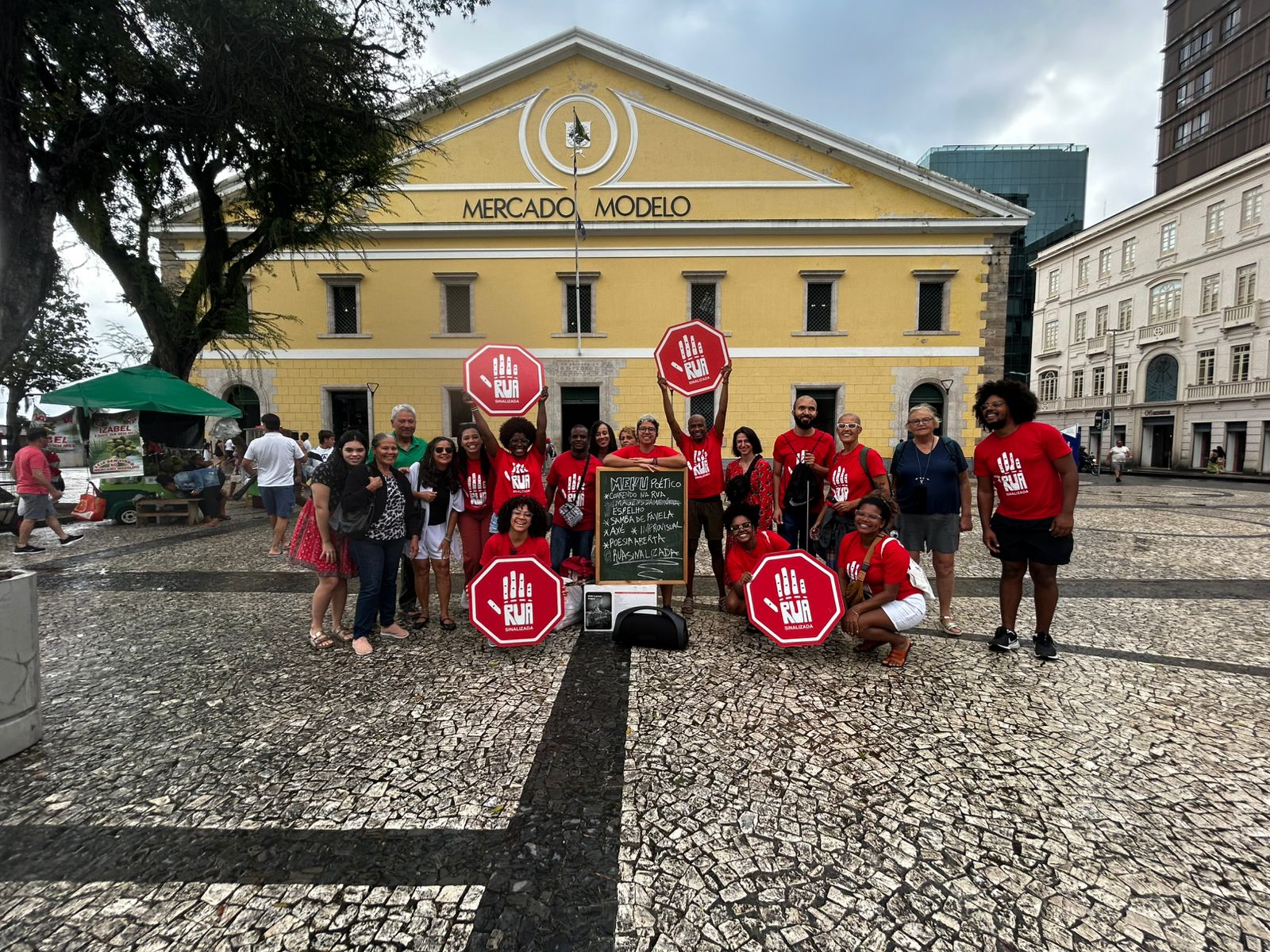 “Rua Sinalizada”: projeto leva histórias baianas em LIBRAS para janelas do Centro de Salvador