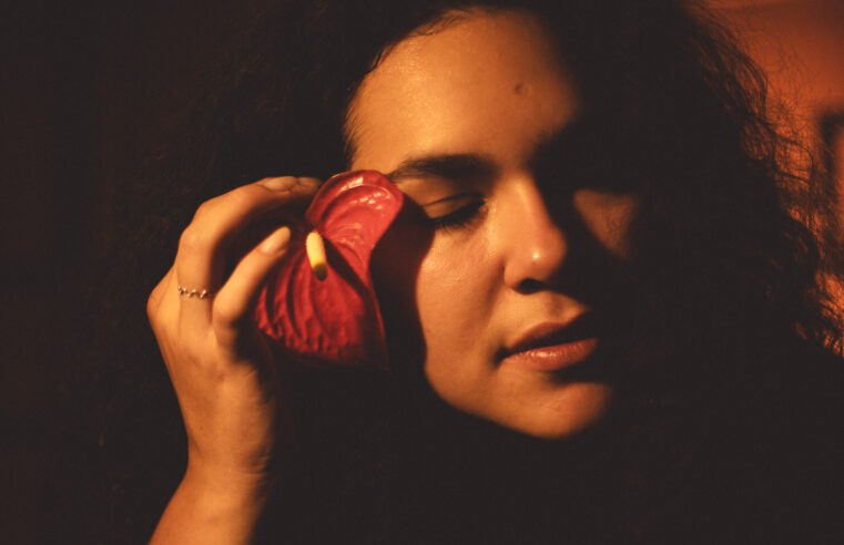 Ella Beatriz relembra a época de ouro do bolero em show no Teatro Gamboa