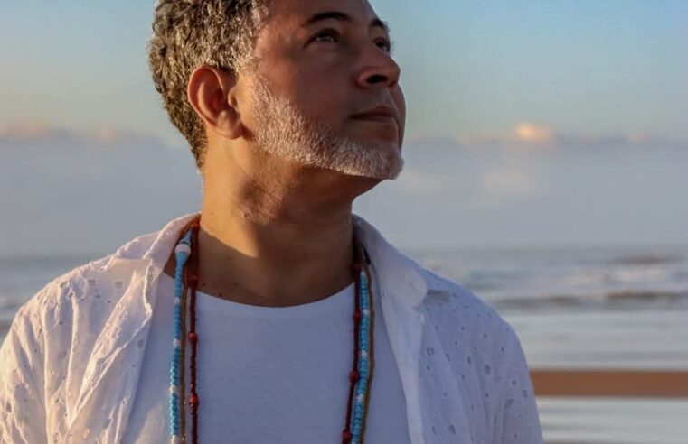 Carlos Barros celebra os 60 anos de carreira de Maria Bethânia com o show “Feitos na Bahia: As Canções Ancestrais de Maria Bethânia”