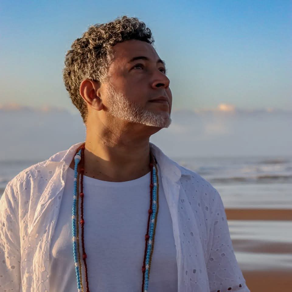 Carlos Barros celebra os 60 anos de carreira de Maria Bethânia com o show “Feitos na Bahia: As Canções Ancestrais de Maria Bethânia”