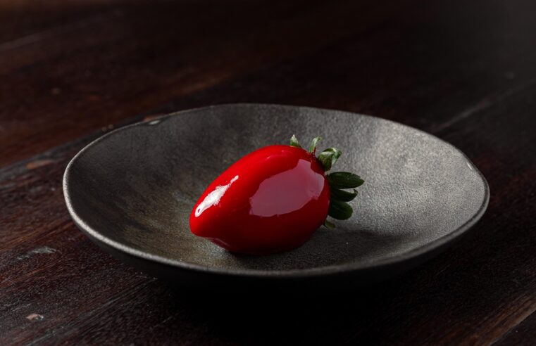 Restaurante Carvão apresenta novo menu executivo com Morango do Amor entre as sobremesas
