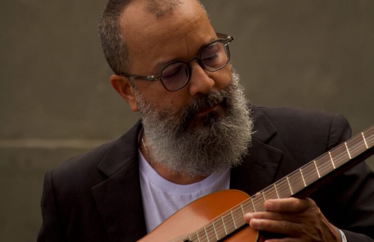 Cantor e compositor baiano J Ribeiro apresenta show no Teatro Gamboa