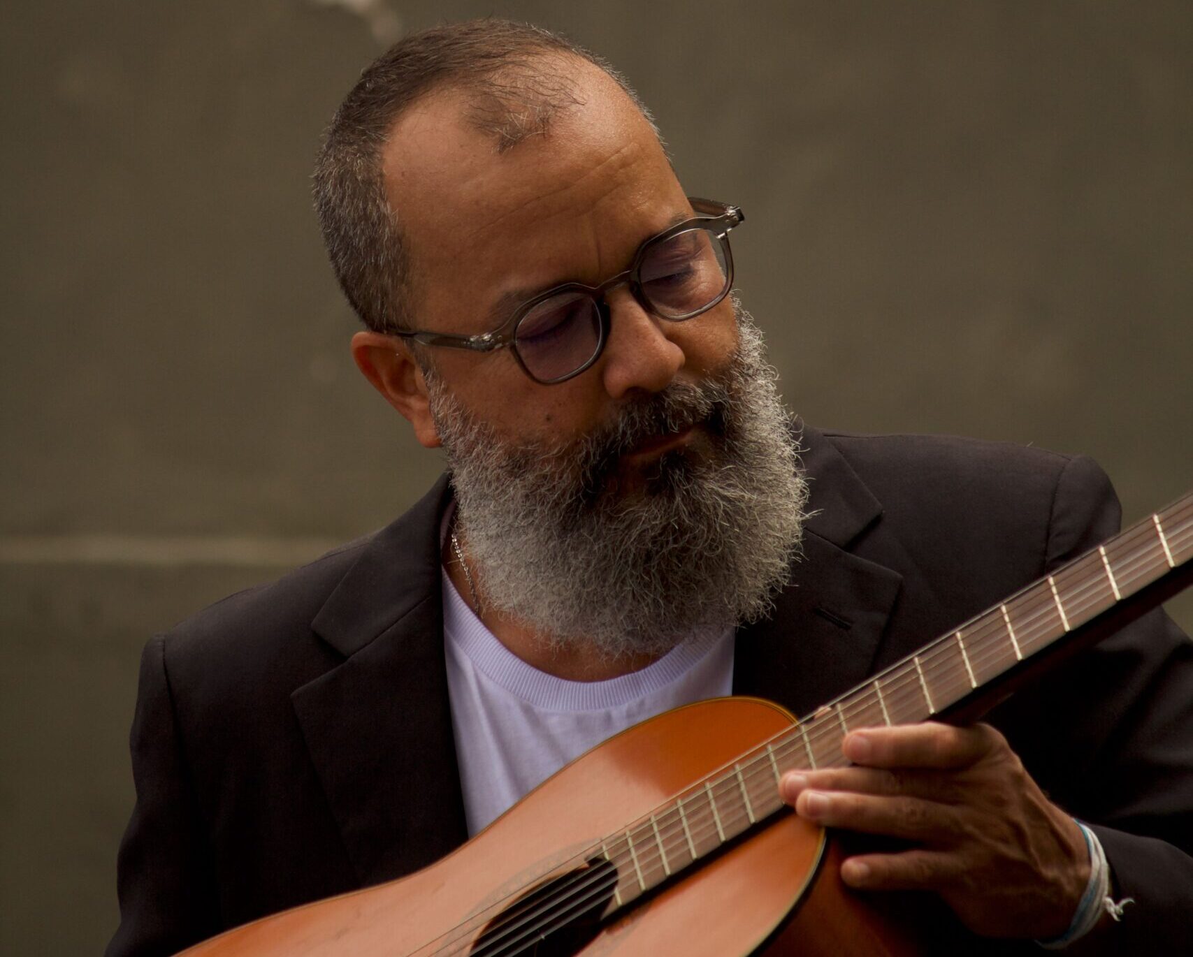 Cantor e compositor baiano J Ribeiro apresenta show no Teatro Gamboa