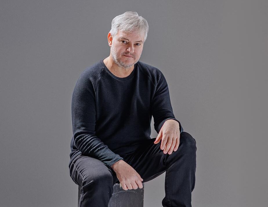 Hitmaker da música brasileira e diretor da UBC, Manno Góes estreia como romancista no livro “A Fraternidade”