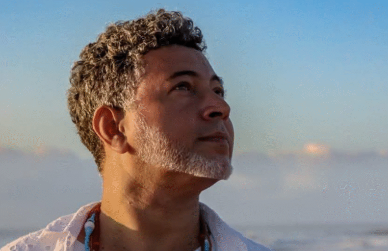 Carlos Barros celebra os 60 anos de carreira de Maria Bethânia com o show “Feitos na Bahia: As Canções Ancestrais de Maria Bethânia”