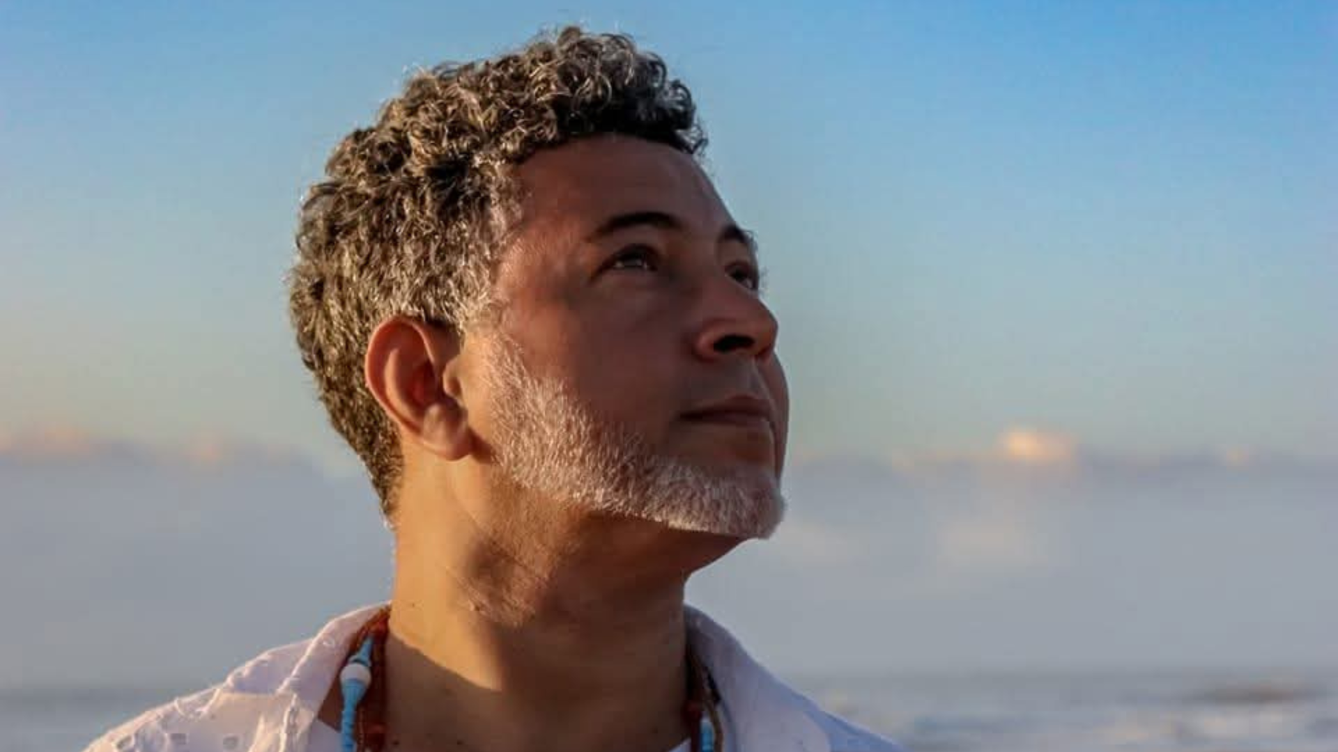 Carlos Barros celebra os 60 anos de carreira de Maria Bethânia com o show “Feitos na Bahia: As Canções Ancestrais de Maria Bethânia”