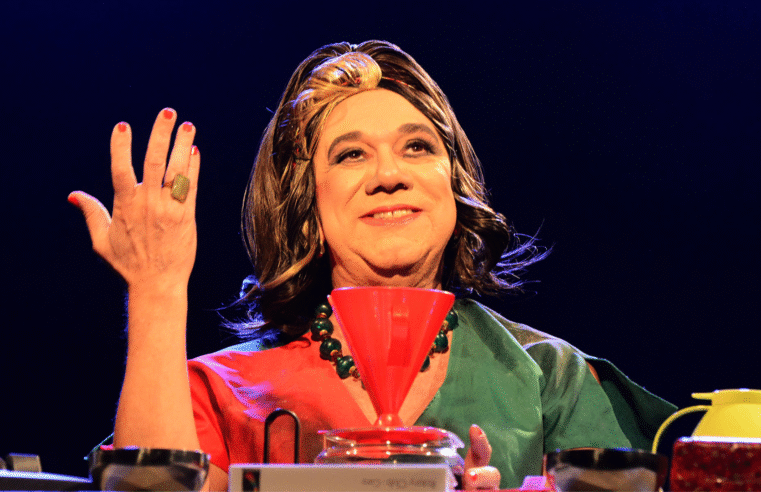 Frank Menezes revive dona de casa politicamente incorreta em comédia no Teatro Módulo