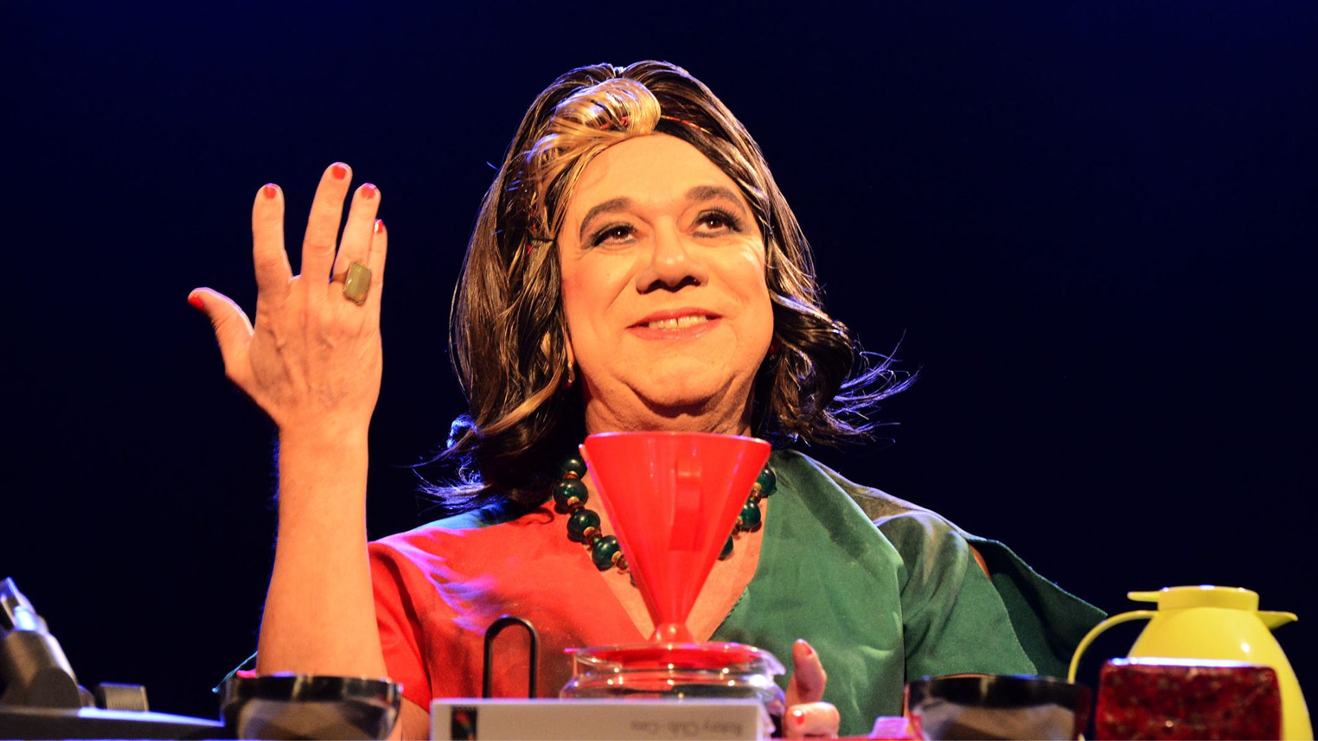 Frank Menezes revive dona de casa politicamente incorreta em comédia no Teatro Módulo