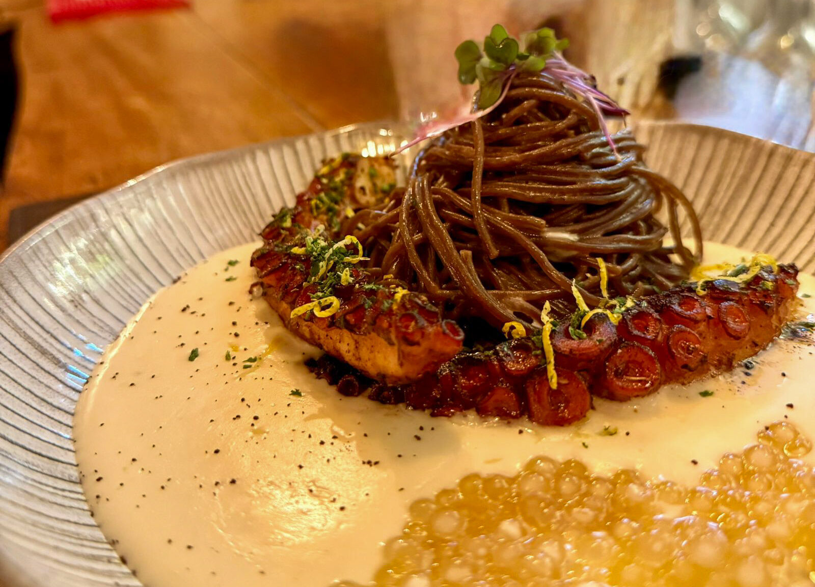 Com massa fresca de cacau, Coco Pimenta apresenta prato regional moderno para o Festival Sabores de Itacaré