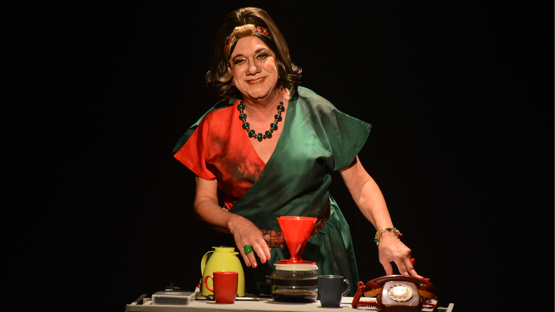 Aleluia prepara caruru para dois no Teatro Módulo porque quiabo tá pela hora da morte!