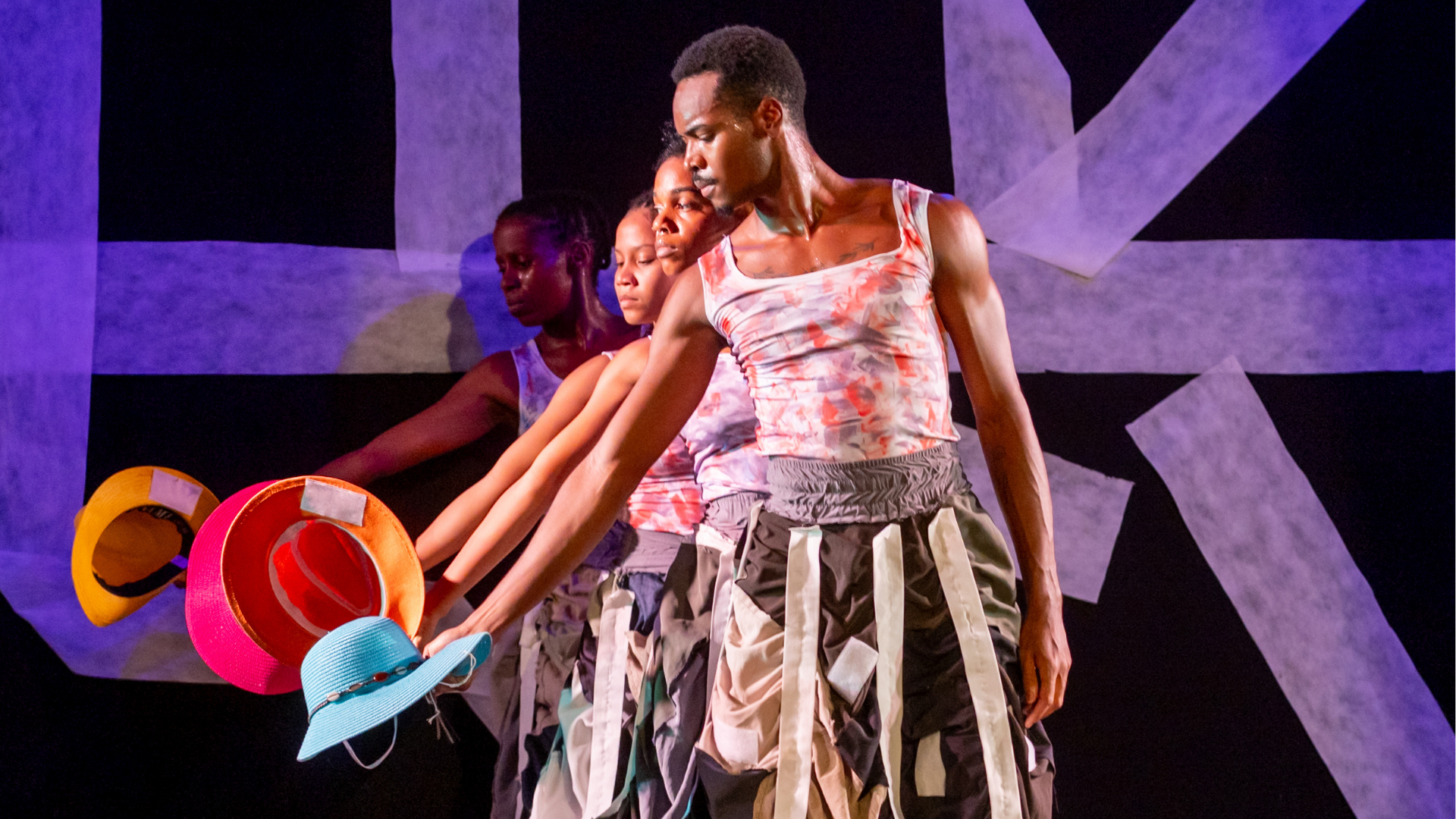 “A Fuga Para Frente”: Áttomos Cia. de Dança apresenta espetáculo dias 10 e 11 de outubro, em Camaçari, no Teatro Alberto Martins