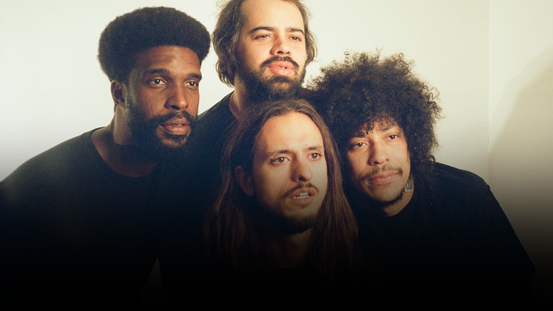 Boogarins leva rock psicodélico para o Pelourinho