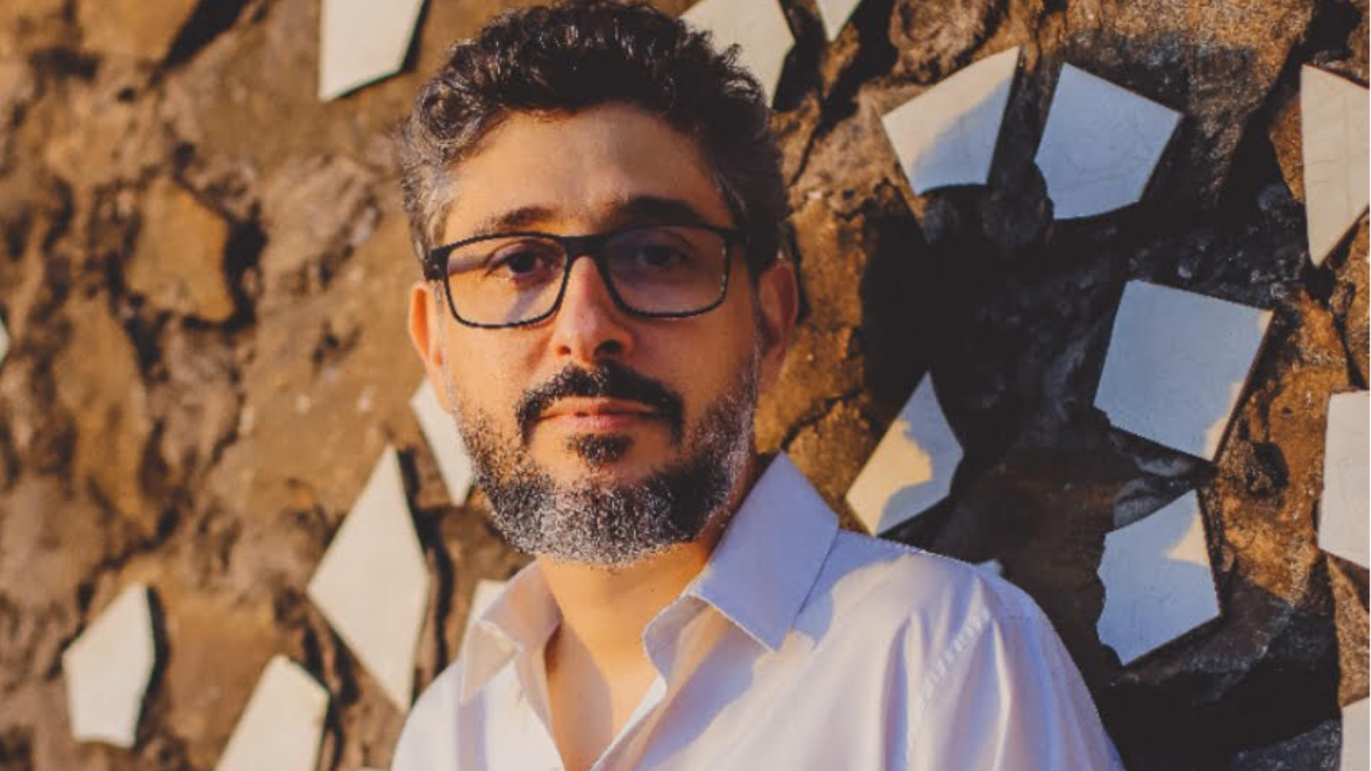 Lançamento de ‘Manual de desinstrução para tempos de incertezas’, de Alessandro Marimpietri, acontece neste sábado,13, na LDM