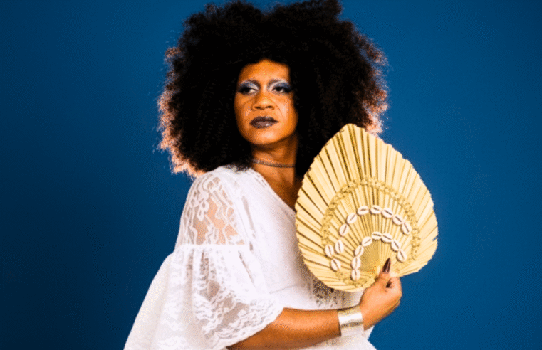 Drag queen Barbárie Bundi celebra os 110 anos do samba em novo show na Casa da Felicidade