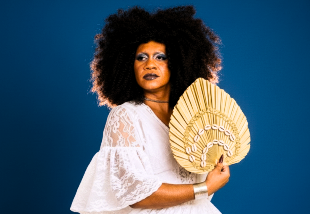 Drag queen Barbárie Bundi celebra os 110 anos do samba em novo show na Casa da Felicidade