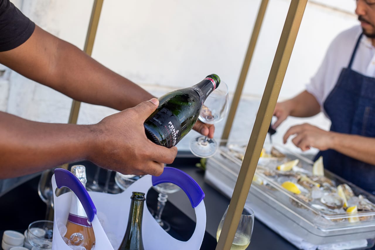 Allê, Yolo e Decanter promovem nova tarde de vinhos e ostras no Santo Antônio