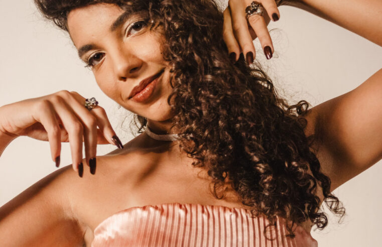 Teatro Sesc Senac Pelourinho recebe show da cantora Mirceia Jordana