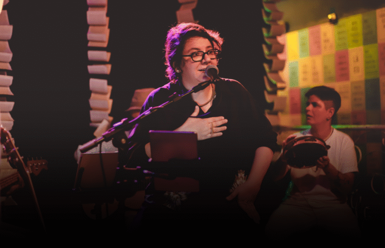 Cantora Vagaluzia apresenta show ‘Adiando o Sono’ na Varanda do Sesi Rio Vermelho