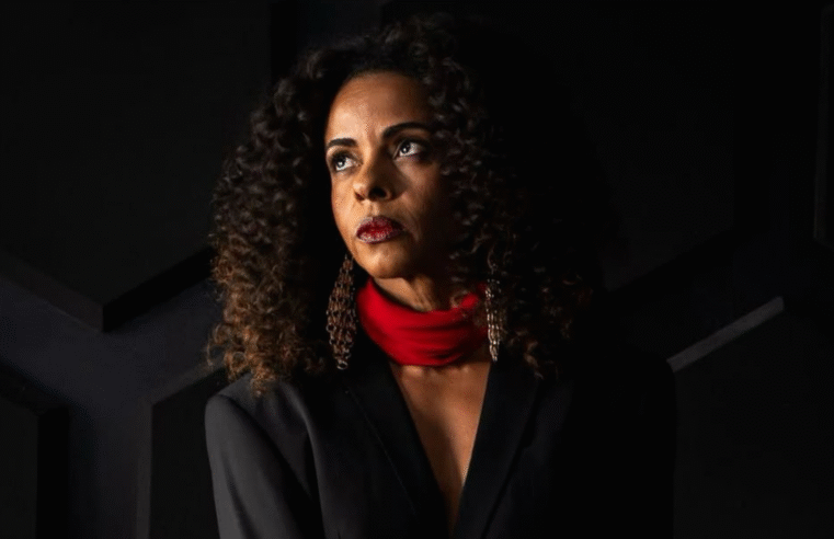 Com gingado baiano, álbum ‘Entra, Vai!’ (2025) marca retorno de Ivana Gaya à cena musical