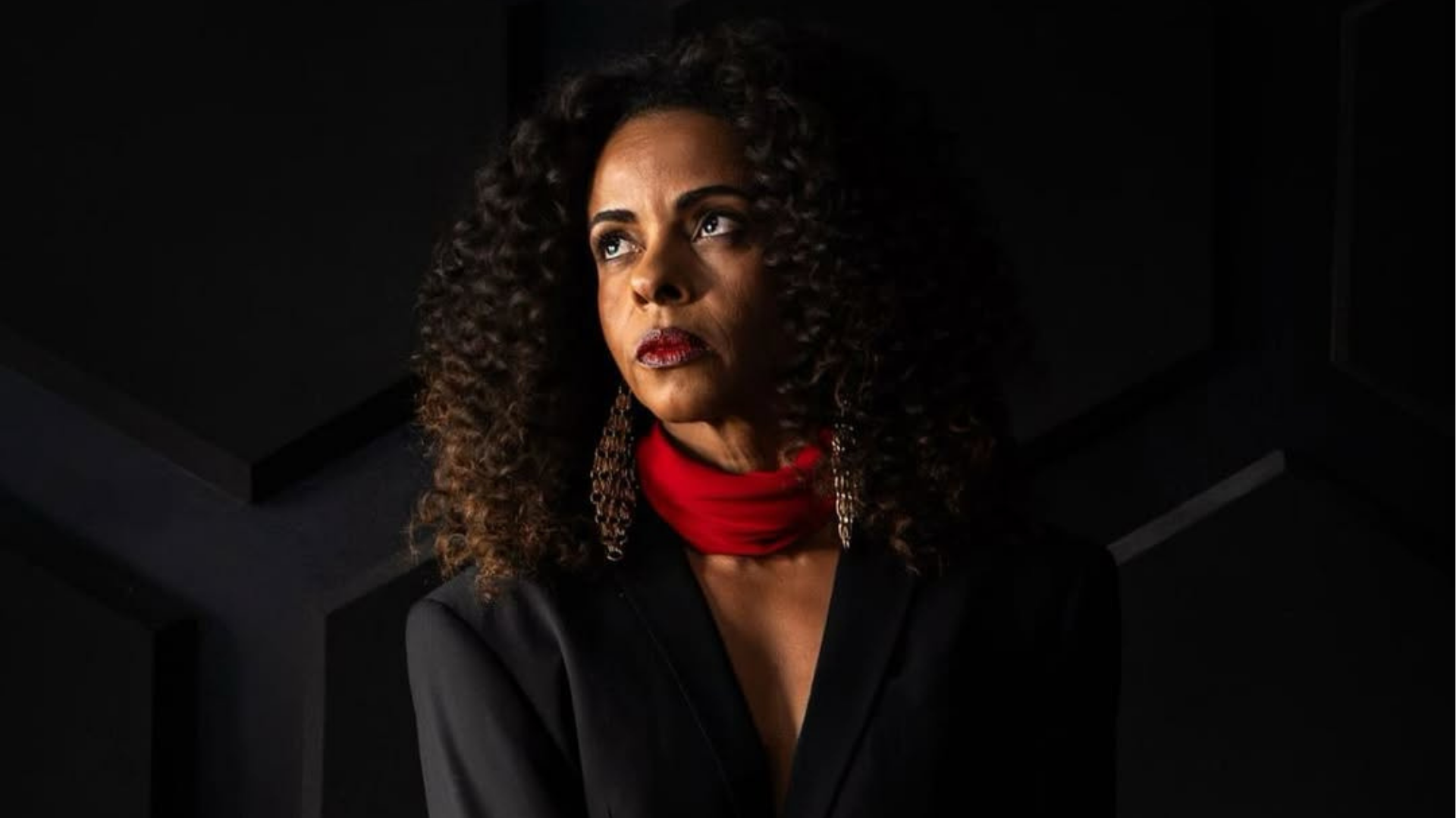 Com gingado baiano, álbum ‘Entra, Vai!’ (2025) marca retorno de Ivana Gaya à cena musical
