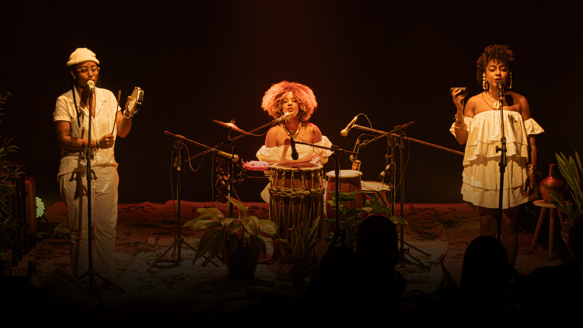 Espetáculo “Fọ̀ Ìlù” une ritmo e poesia em rito ancestral no Espaço Cultural da Barroquinha