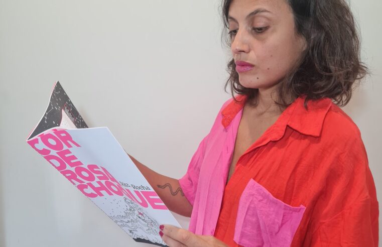 Rita Rocha lança livro no palco do Teatro Gamboa em parceria com a Azeviche Design Editora nesta quarta, 29