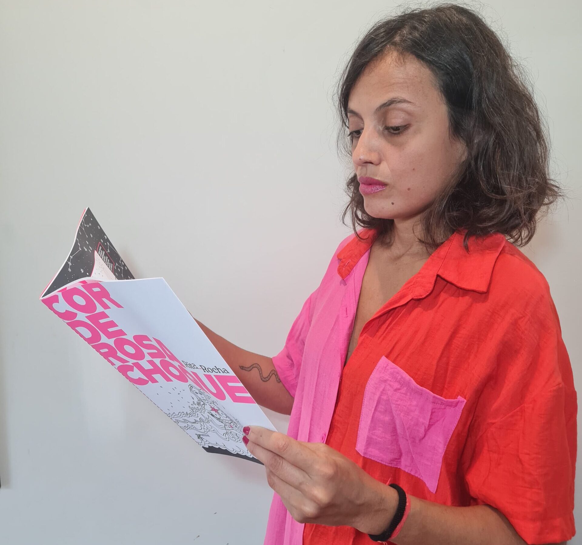 Rita Rocha lança livro no palco do Teatro Gamboa em parceria com a Azeviche Design Editora nesta quarta, 29