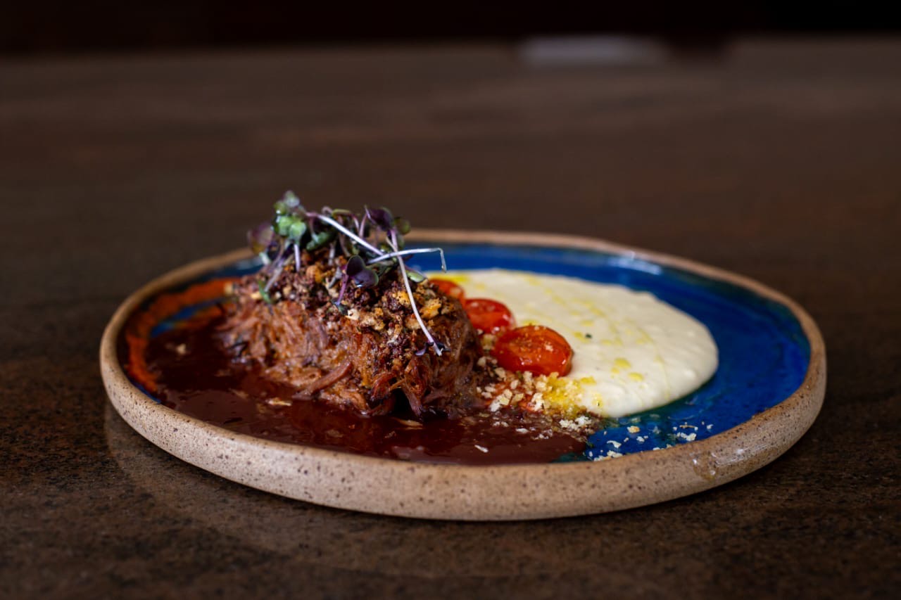 Chef Júnior França apresenta novo menu em cinco etapas de restaurante em Itacaré 