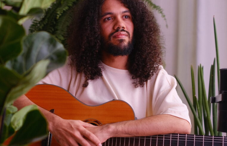 Artista baiano, finalista do Festival da Educadora FM, volta a Salvador com o show solo “Yan em Risco”