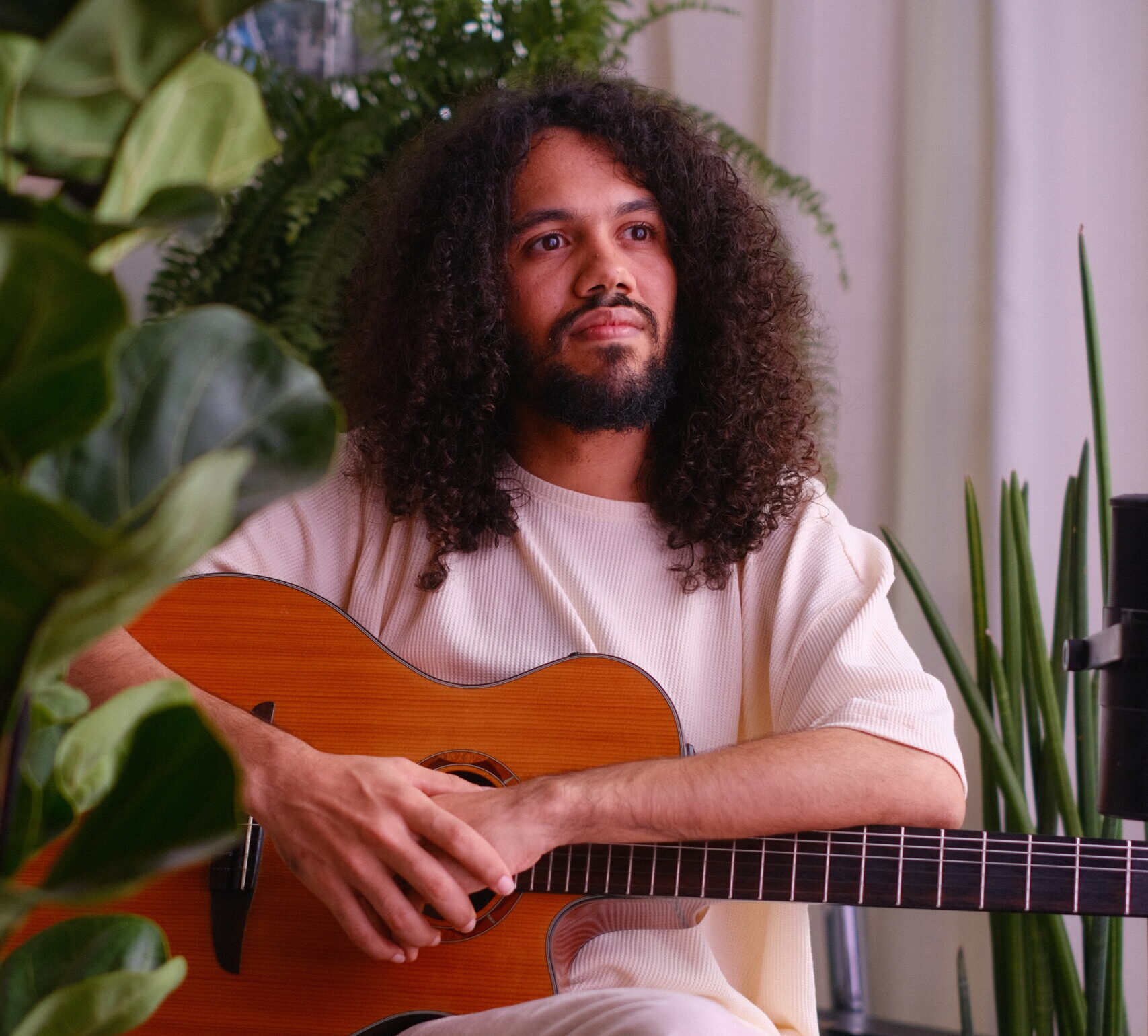 Artista baiano, finalista do Festival da Educadora FM, volta a Salvador com o show solo “Yan em Risco”