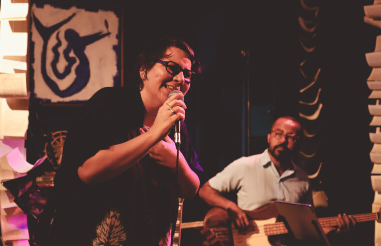 Show “Adiando o Sono”, da cantora Vagaluzia, retorna à Casa da Mãe