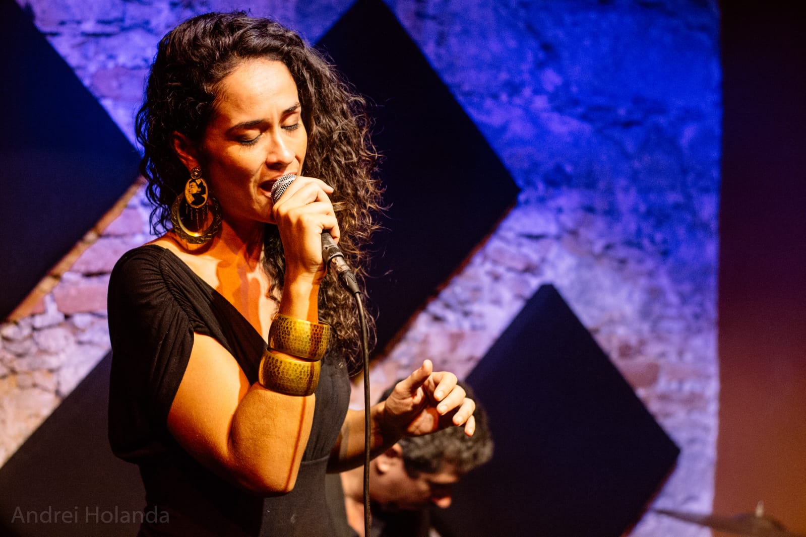 Rachel Lessa solta a voz e faz tributo a Nana Caymmi
