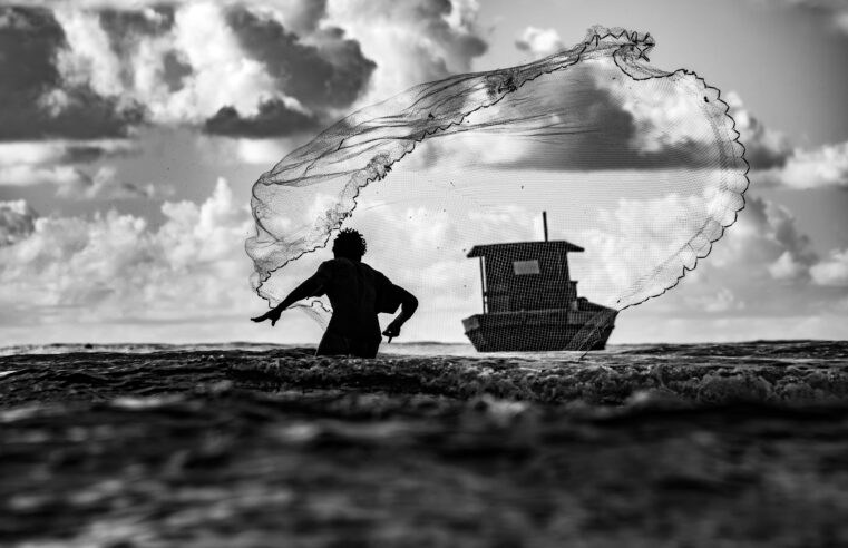 Sábado: premiado internacionalmente, Eduardo Moody lança livro de fotografias com imagens de Praia do Forte