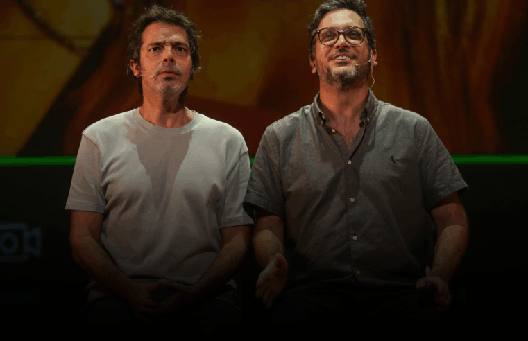 Lucio Mauro Filho e Bruno Mazzeo celebram a amizade e o legado dos pais em comédia de grande sucesso, no Teatro SESC Casa do Comércio