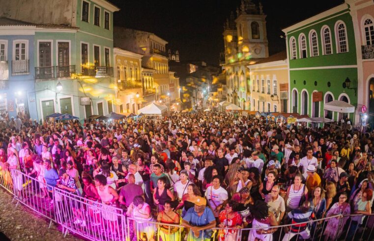 Público lota o Largo do Pelourinho na celebração do Dia do Samba