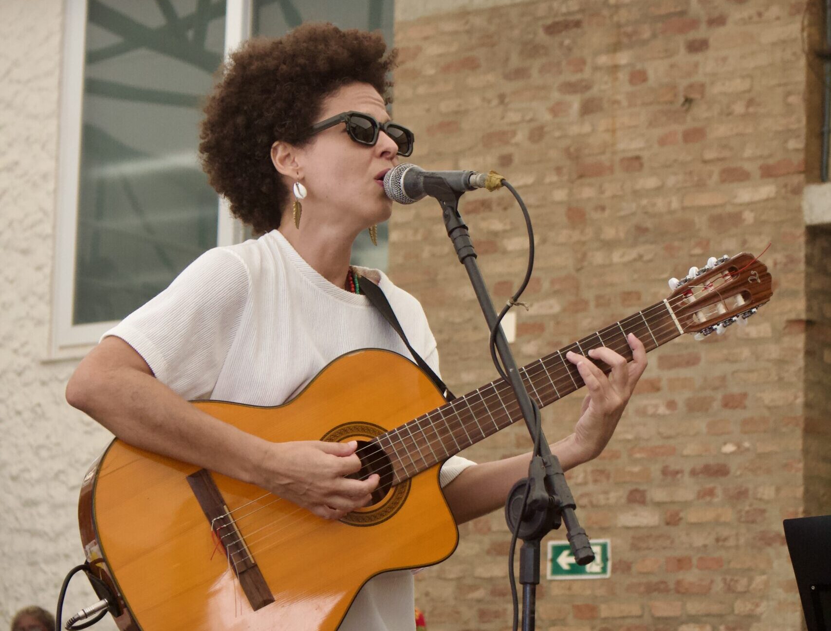 Na alquimia das Cores Quentes, Bella Guerra mostra seu samba no ritmo das Marés