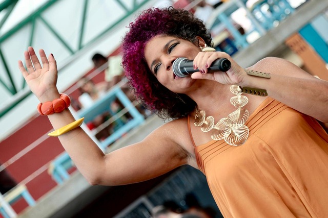 Juliana Ribeiro leva Sarau Brilho Negro para primeiro Culinária Musical do ano