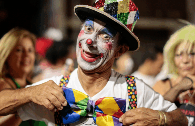 Desfile dos Palhaços do Rio Vermelho homenageia Riachão e celebra a cultura popular em Salvador
