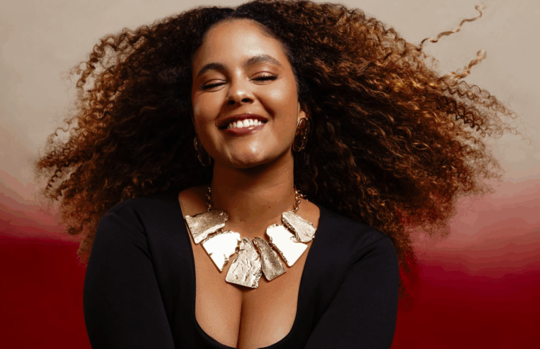 Rachel Reis reforça o poder da Sereiona com “No Seu Radinho”, EP que traz Carlinhos Brown, Jau, Afrocidade e ÀTTOOXXÁ