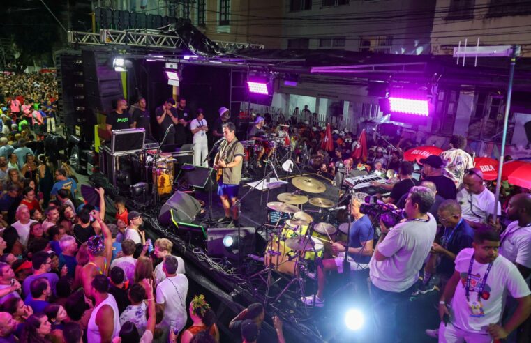 MUDEIdeNOME relembra clássicos, arrasta multidão e abre o Carnaval no Campo Grande
